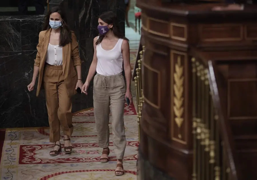 La ministra de Derechos Sociales y secretaria general de Unidas Podemos, Ione Belara (i), y la ministra de Igualdad, Irene Montero (d), a su llegada a una sesi&oacute;n de control al Gobierno en el Congreso, a 30 de junio de 2021, en Madrid, (Espa&ntilde;a).