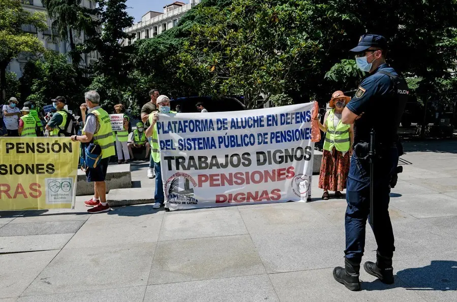 Un agente de Polic&iacute;a Nacional vigila durante una concentraci&oacute;n de protesta frente al Congreso de los Diputados, a 9 de junio de 2021, en Madrid, (Espa&ntilde;a). 