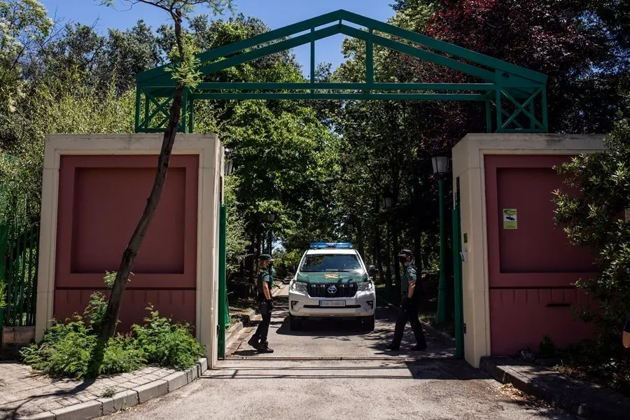 Un veh&iacute;culo y varios agentes de la Guardia Civil vigilan en las inmediaciones del domicilio del productor de televisi&oacute;n Jos&eacute; Luis Moreno el d&iacute;a de su detenci&oacute;n, a 29 de junio de 2021, en Boadilla del Monte, Madrid (Espa&ntilde;a). 