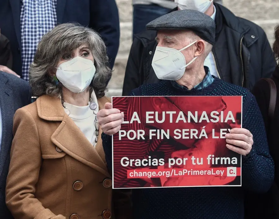 Archivo - La exministra de Sanidad y actual secretaria de Sanidad de la Comisi&oacute;n Ejecutiva Federal del PSOE, Mar&iacute;a Luisa Carcedo, junto a &Aacute;ngel Hern&aacute;ndez.