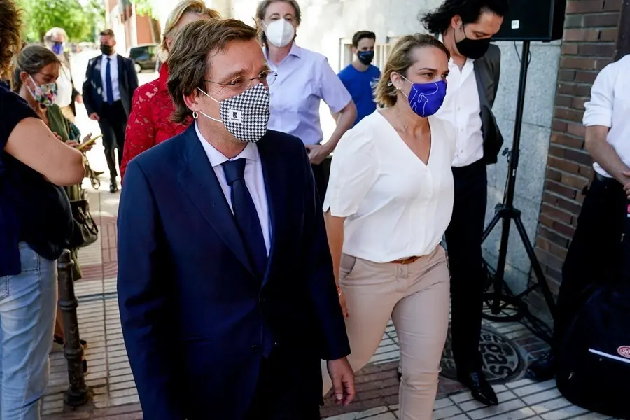 El alcalde de Madrid, Jos&eacute; Luis Mart&iacute;nez-Almeida y la concejala del distrito de Moncloa-Aravaca, Loreto Sordo, a su llegada la inauguraci&oacute;n de la placa que rinde homenaje a la escritora Pilar de Valderrama, a 30 de junio de 2021, en Madrid (Espa&ntilde;a). 