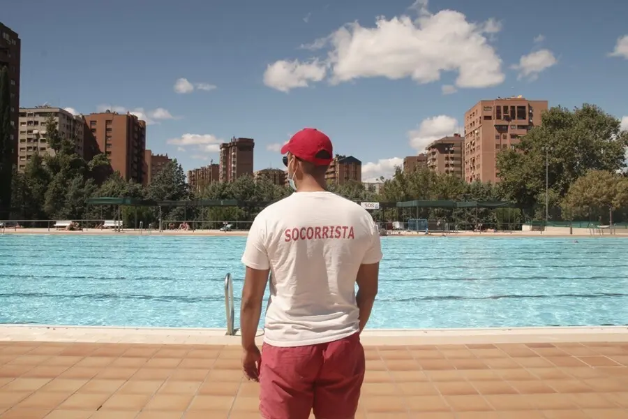Archivo - Un socorrista vigila la piscina del Polideportivo Vicente del Bosque en Madrid , en Madrid (Espa&ntilde;a)