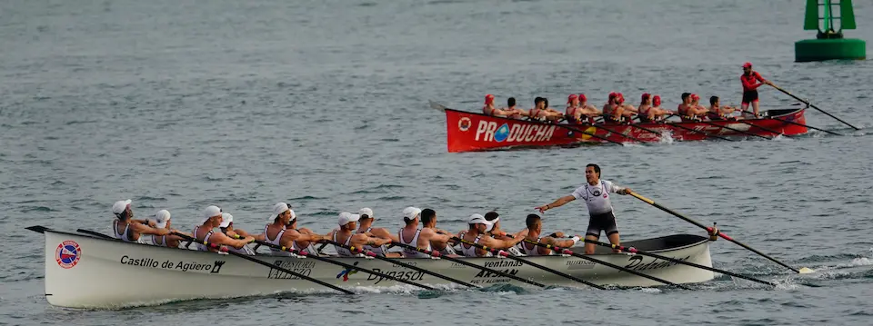 &lsquo;La Marinera&rsquo; y la &lsquo;Pedre&ntilde;era&rsquo;, en plena regata. / Hardy