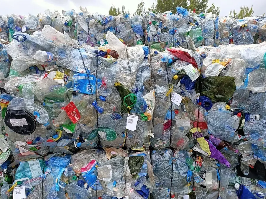 Botellas de PET preparadas en balas, identificadas cada una con una etiqueta de Ecoembes con c&oacute;digo QR para asegurar la trazabilidad de cada envase.