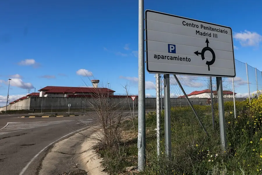 Archivo - Un cartel indica la direcci&oacute;n a la entrada de la C&aacute;rcel de Valdemoro, en Madrid