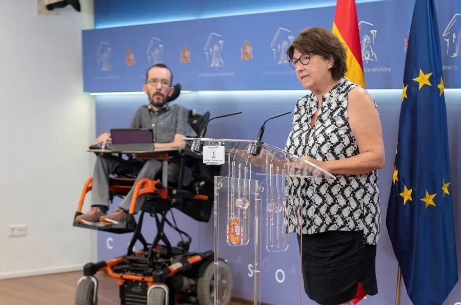 El portavoz de Unidas Podemos en el Congreso, Pablo Echenique, y la portavoz de Sanidad de Unidas Podemos en el Congreso, Rosa Medel, intervienen en una rueda de prensa en el Congreso de los Diputados, a 1 de julio de 2021, en Madrid (Espa&ntilde;a). Durante su 