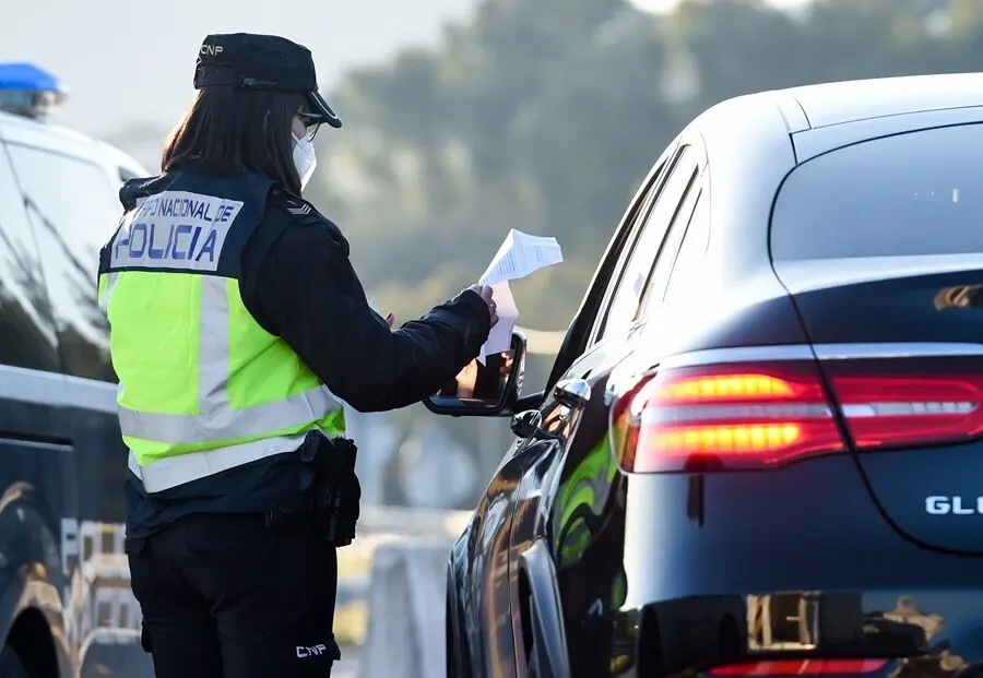 Archivo - Una agente de la Polic&iacute;a Nacional en un control en C&aacute;ceres