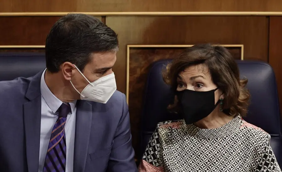 La vicepresidenta primera, Carmen Calvo, conversa con el presidente del Gobierno, Pedro S&aacute;nchez, en el Congreso de los Diputados el 16 de junio