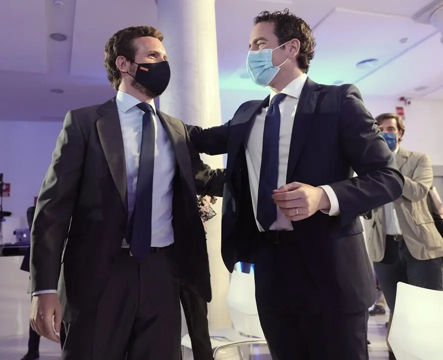 El l&iacute;der del PP, Pablo Casado , conversa con el secretario general del Partido Popular, Teodoro Garc&iacute;a Egea. En Madrid, a 14 de junio de 2021.