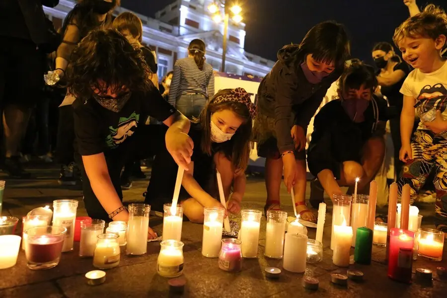 Varias personas participan en una concentraci&oacute;n feminista en la Puerta del Sol en repulsa por "todos los feminicidios", a 11 de junio de 2021, en Madrid (Espa&ntilde;a). Esta es una de las protestas feministas que se han convocado hoy, un d&iacute;a despu&eacute;s de que la G
