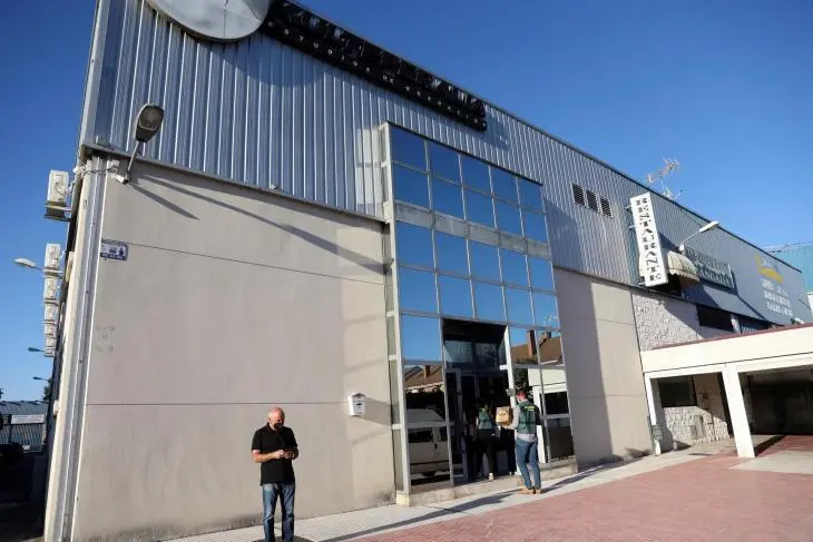 Miembros de la Polic&iacute;a Nacional contin&uacute;an con los registros en la nave del empresario Jos&eacute; Luis Moreno 'Kulteperalia' en Moraleja de Enmedio. | Rodrigo Jim&eacute;nez