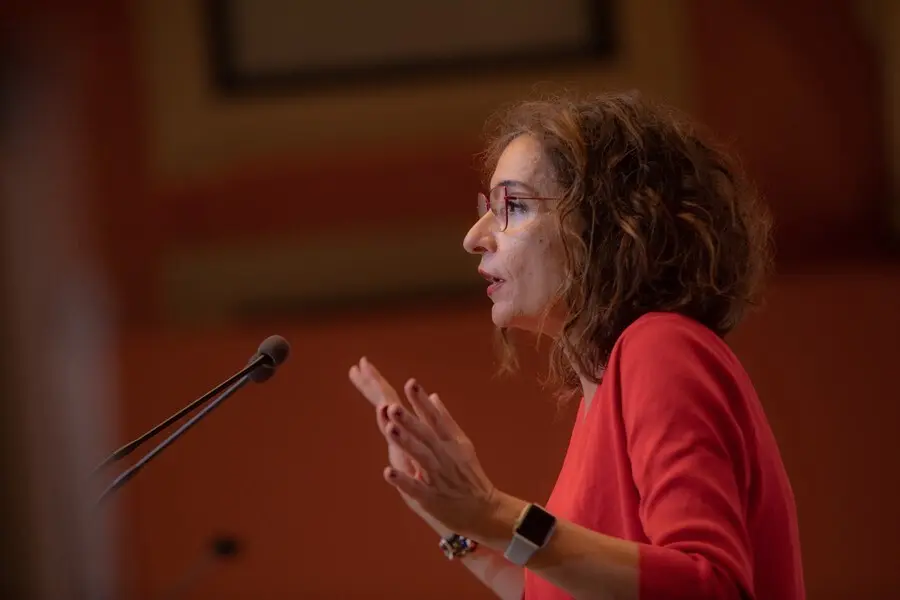 La ministra de Hacienda y portavoz del Gobierno, Mar&iacute;a Jes&uacute;s Montero, durante su intervenci&oacute;n en los Encuentros SER Andaluc&iacute;a donde ha sido presentada por el alcalde de Sevilla y candidato del PSOE-A a la Presidencia de la Junta, Juan Espadas. A 01 de jul