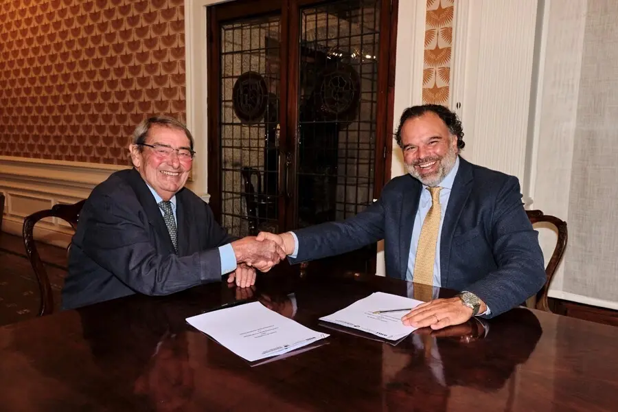 Fernando de Yarza L&oacute;pez-Madrazo, presidente de la AMI, y el presidente de la FAEB, Alejandro Echevarr&iacute;a Busquet, firman un acuerdo de colaboraci&oacute;n