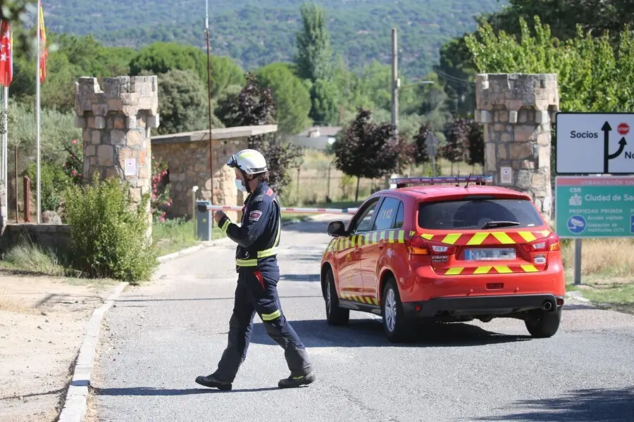 Un polic&iacute;a para a un coche del 112 en la urbanizaci&oacute;n de la ciudad San Ram&oacute;n pr&oacute;xima al pantano de San Juan.