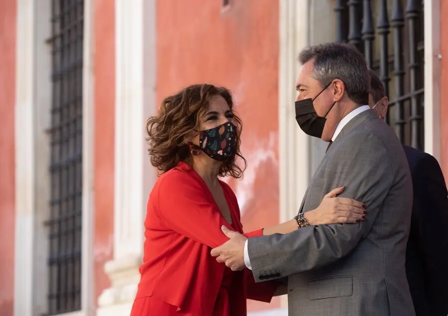 La ministra de Hacienda y portavoz del Gobierno, Mar&iacute;a Jes&uacute;s Montero (i), durante su intervenci&oacute;n en los Encuentros SER Andaluc&iacute;a donde ha sido presentada por el alcalde de Sevilla y candidato del PSOE-A a la Presidencia de la Junta, Juan Espadas (d). A 0