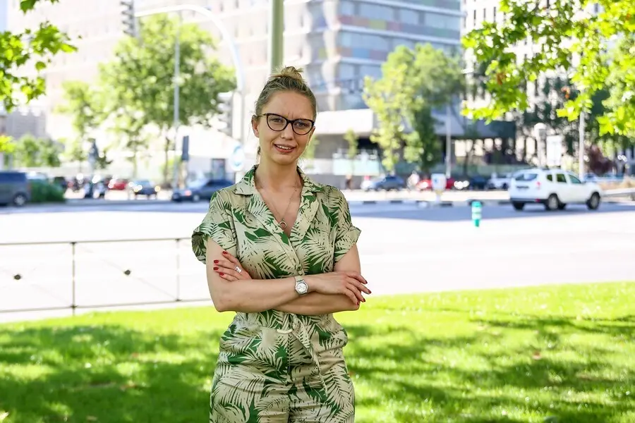 La portavoz de Unidas Podemos en la Asamblea de Madrid, Carolina Alonso, posa despu&eacute;s de una entrevista para Europa Press, a 24 de junio de 2021, en Madrid (Espa&ntilde;a).