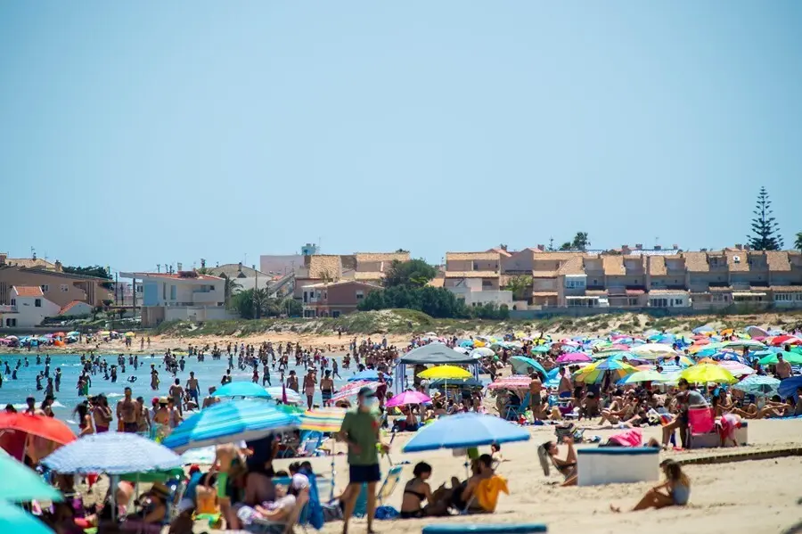Archivo - Varias personas en la Playa de Levante, en la Manga del Mar Menor