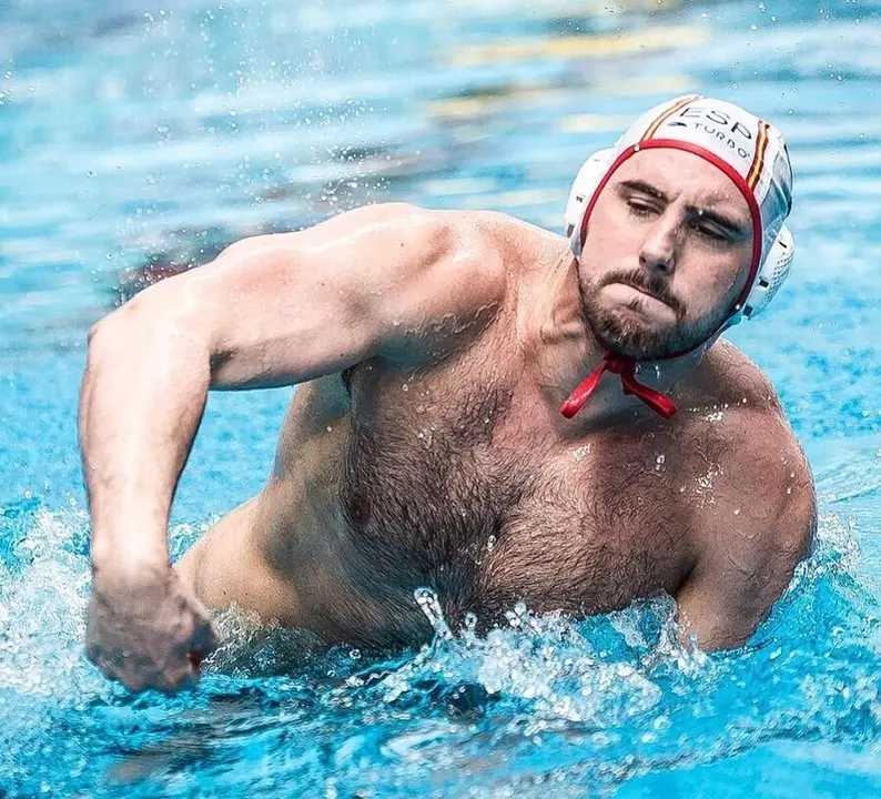 Archivo - El jugador internacional espa&ntilde;ol de waterpolo V&iacute;ctor Guti&eacute;rrez en un partido con el CN Terrassa.