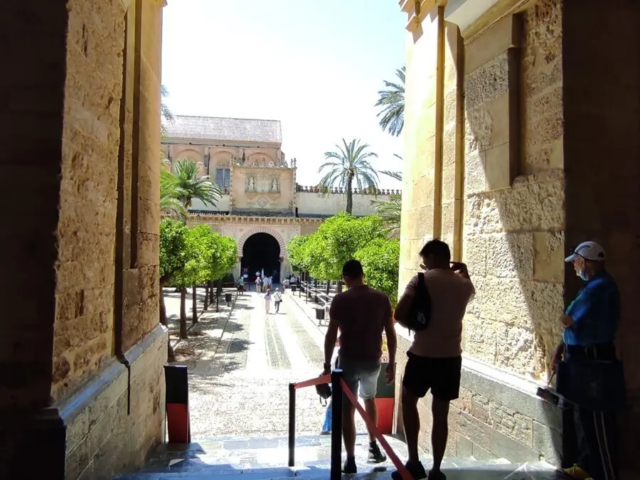 Turistas accediendo al Patio de los Naranjos de la Mezquita-Catedral de C&oacute;rdoba.