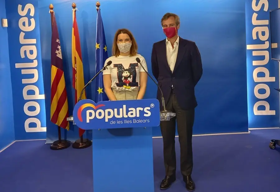 La candidata a presidir el PP de Baleares y diputada, Marga Prohens, junto al vicesecretario de Pol&iacute;tica Territorial del Partido Popular, y diputado del PP, Antonio Gonz&aacute;lez Terol.