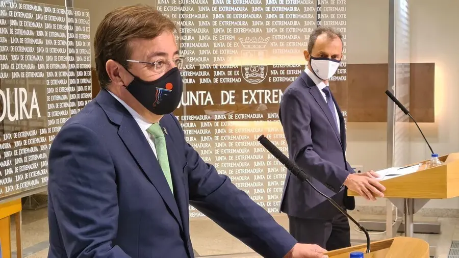 Fern&aacute;ndez Vara y Pedro Duque, en rueda de prensa en M&eacute;rida