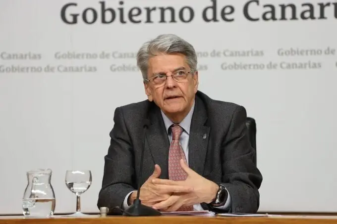 Archivo - El portavoz del Gobierno de Canarias, Julio P&eacute;rez, en rueda de prensa