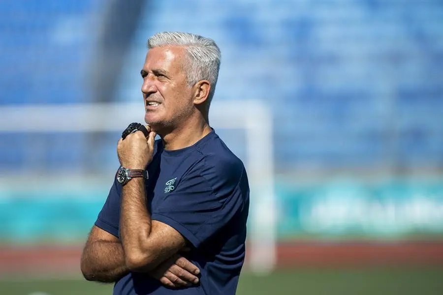 El seleccionador de Suiza, Vladimir Petkovic, dirige la sesi&oacute;n de entrenamiento de su equipo en el estadio Petrovsky de San Petersburgo. EFE