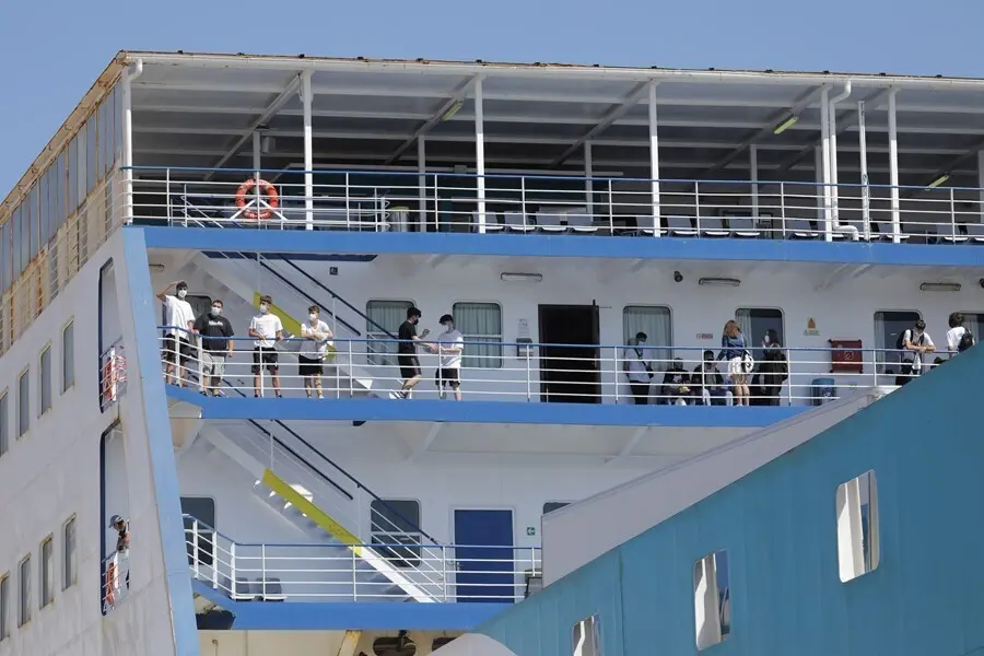 Llega a Val&egrave;ncia el barco de Bale&agrave;ria con los 118 estudiantes del 'macrobrote' de Mallorca
