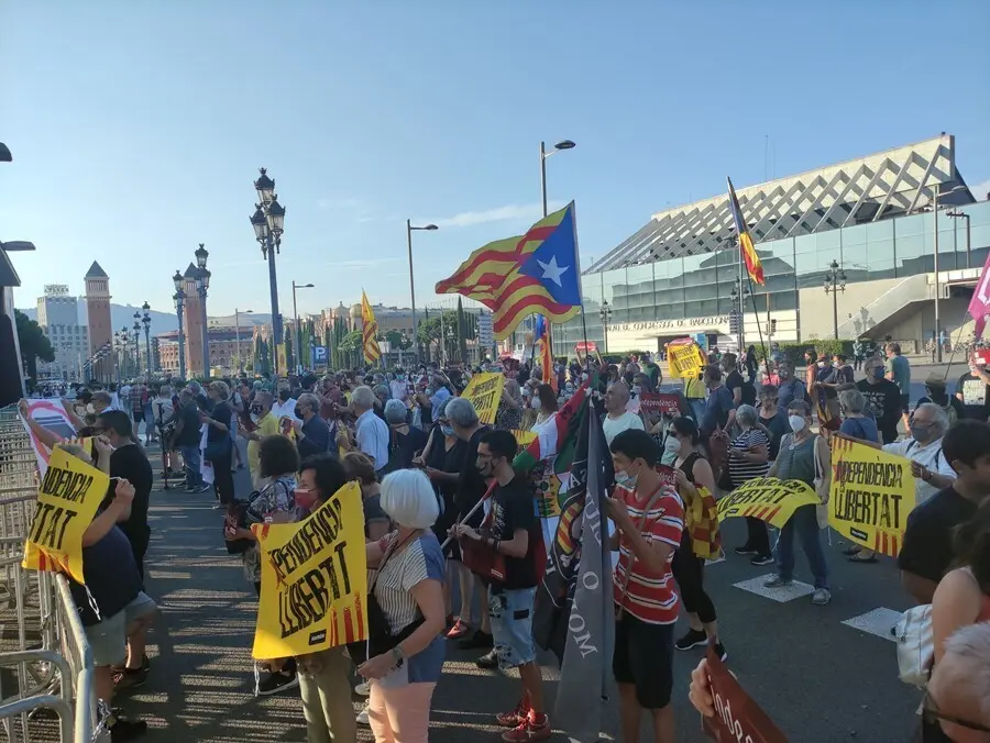 Manifestantes en los aleda&ntilde;os del CaixaForum de Barcelona en protesta por la presencia del Rey Felipe VI