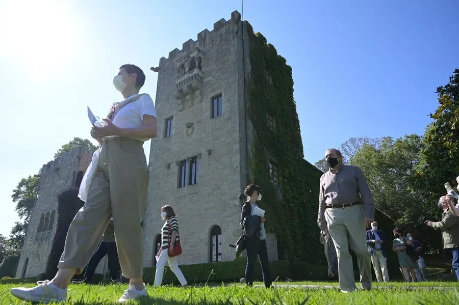 Representantes de colectivos de memoria hist&oacute;rica y v&iacute;ctimas del franquismo, durante su visita a los jardines del Pazo de Meir&aacute;s el d&iacute;a de su reapertura al p&uacute;blico