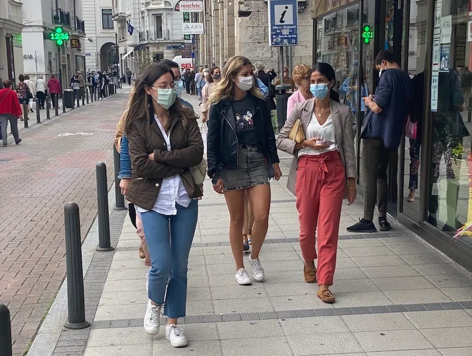 Varias personas transitan por el centro de la ciudad de Santander. / HARDY