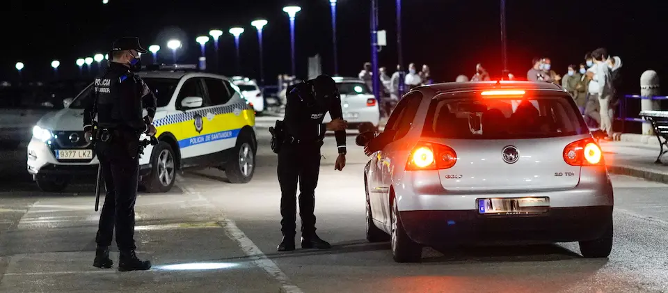 Varios polic&iacute;as controlan la zona del parking del Camello en Santander. / Hardy