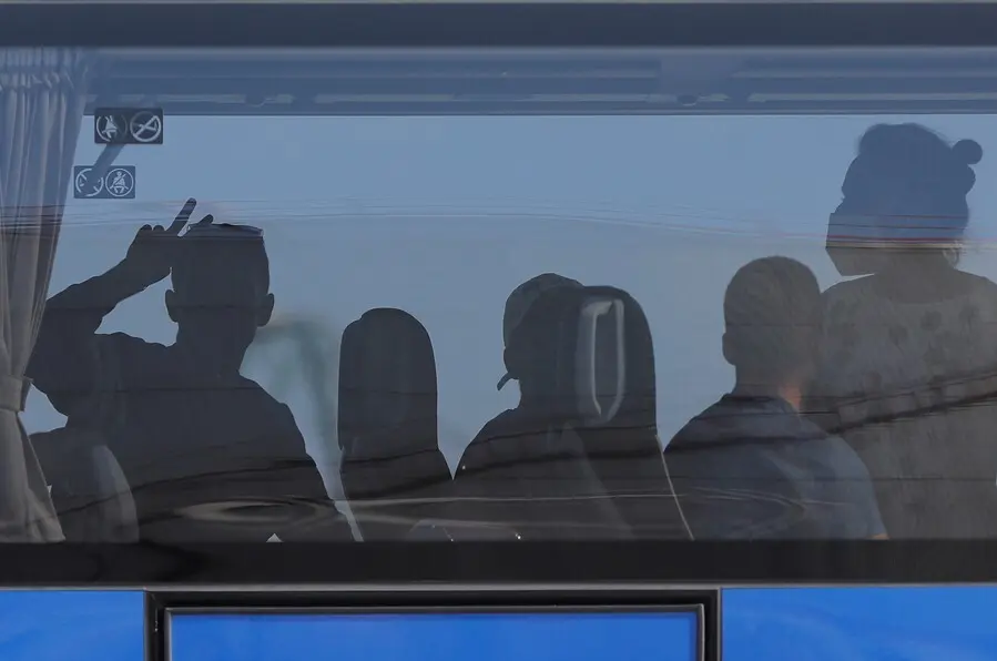 Los j&oacute;venes procedentes de Mallorca en el autob&uacute;s, despu&eacute;s de llegar al puerto de Valencia, tras haber sido confinados por un &lsquo;macrobrote&rsquo; de coronavirus, a 1 de julio de 2021, en Valencia, Comunidad Valenciana (Espa&ntilde;a). 