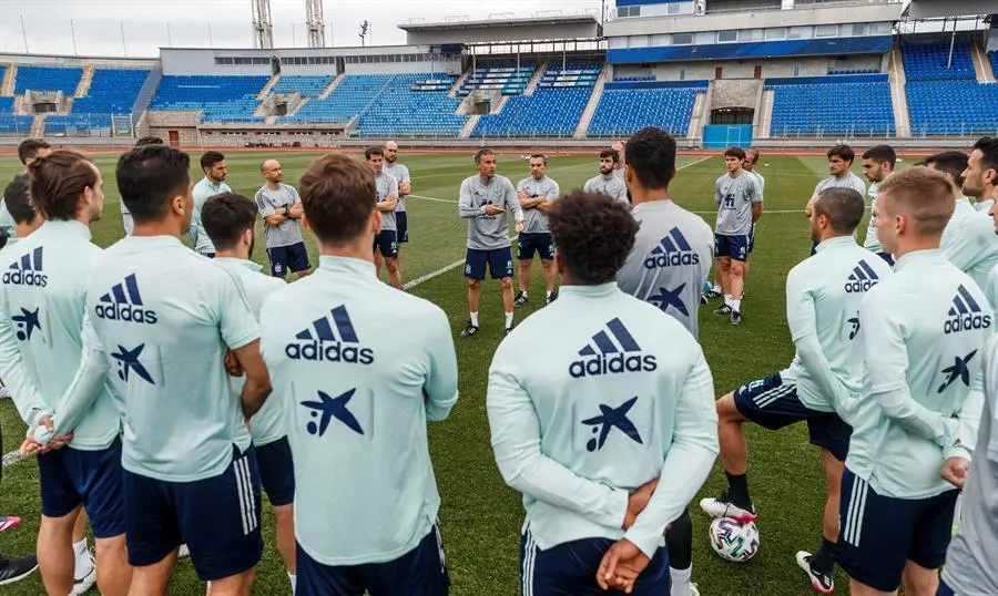 El entrenador de la selecci&oacute;n espa&ntilde;ola de f&uacute;tbol, Luis Enrique (c), conversa con los jugadores. EFE