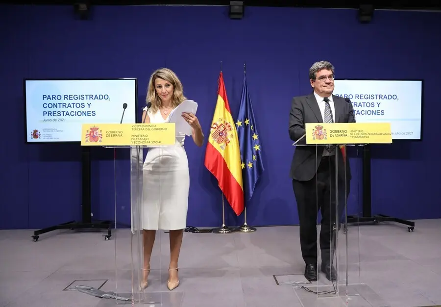 La vicepresidenta tercera del Gobierno y ministra de Trabajo y Econom&iacute;a Social, Yolanda D&iacute;az, y el ministro de Inclusi&oacute;n, Seguridad Social y Migraciones, Jos&eacute; Luis Escriv&aacute;, intervienen en una comparecencia para informar de los datos de paro registrado y d