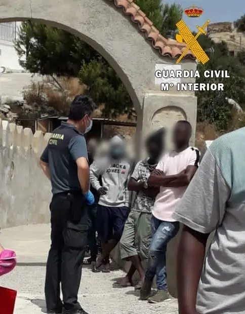 Un agente se entrevista con posibles v&iacute;ctimas