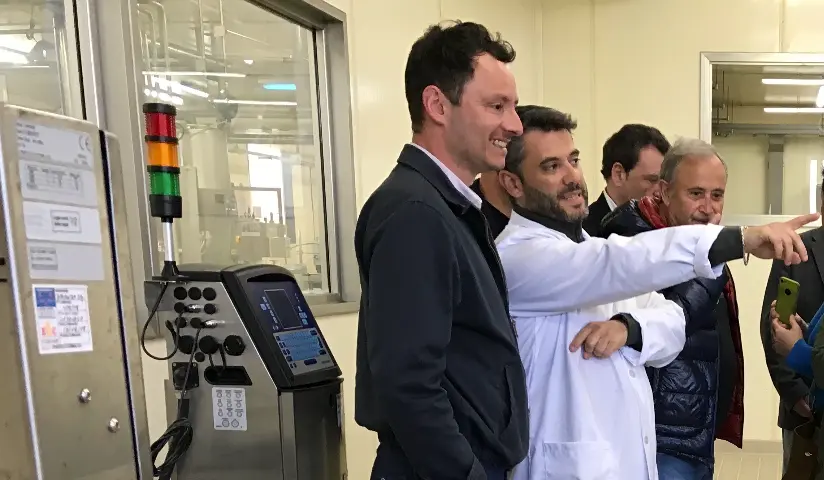 Alejandro Liz visitando una conververa c&aacute;ntabra. / ALERTA