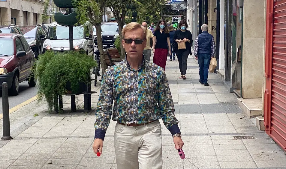 Varias personas con y sin mascarilla por las calles del centro de Santander. / Hardy