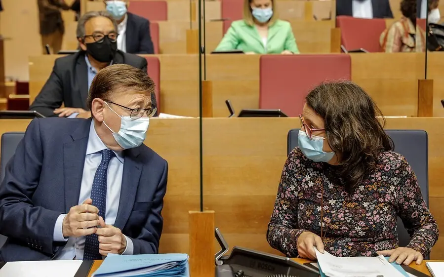 Archivo - El 'president' de la Generalitat Valenciana, Ximo Puig; la vicepresidenta portavoz, M&oacute;nica Oltra, conversan delante del s&iacute;ndic socialista, Manolo Mata, en Les Corts