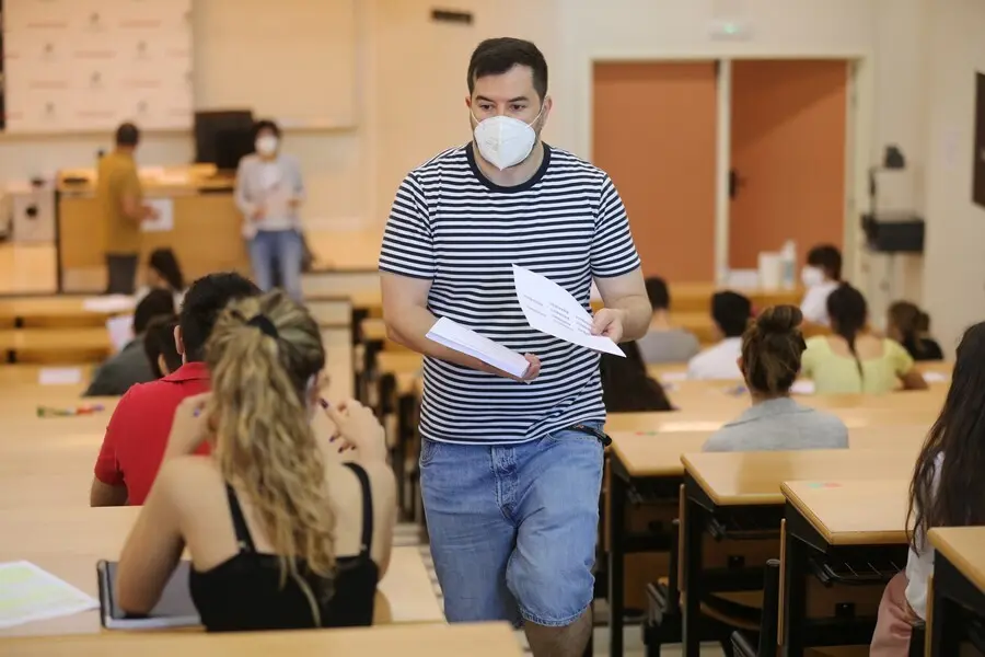 Un joven camina por un aula de la Facultad de Ciencias Econ&oacute;micas y Empresariales el d&iacute;a del comienzo de los ex&aacute;menes de selectividad 2021.