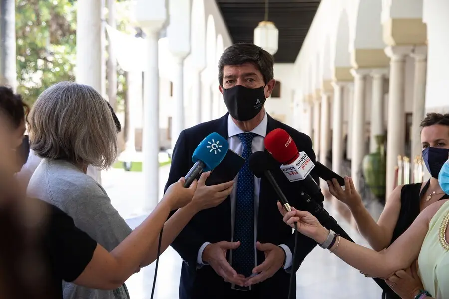 El vicepresidente de la Junta de Andaluc&iacute;a, y coordinador de Ciudadanos en Andaluc&iacute;a, Juan Mar&iacute;n, atiende a los medios de comunicaci&oacute;n en una foto de archivo.