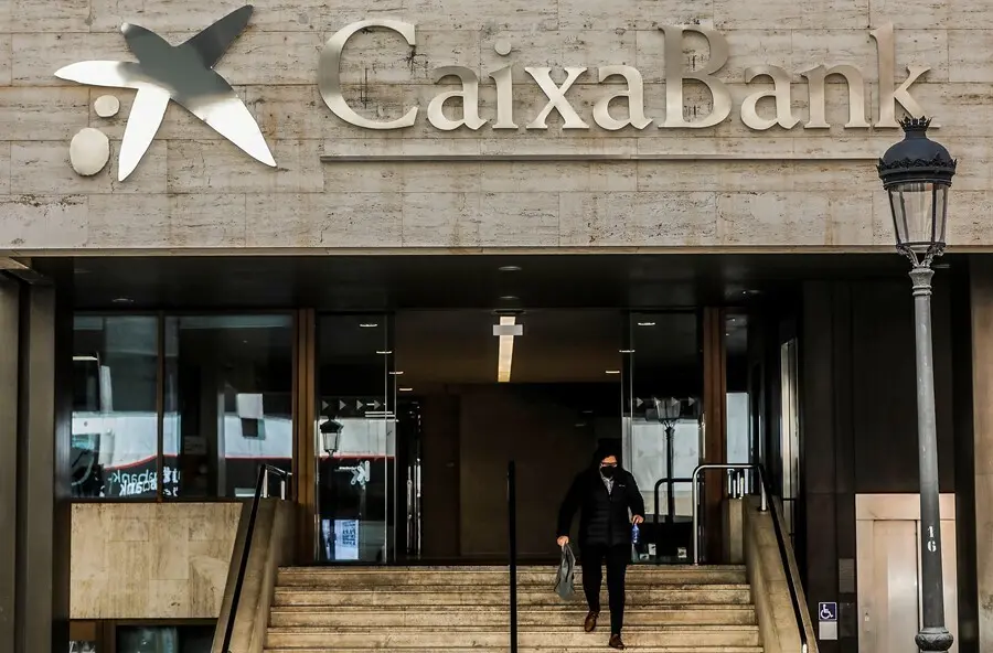 Archivo - Logo de Caixabank en la antigua sede de Bankia, en la calle Pintor Sorolla, en Valencia, Comunidad Valenciana (Espa&ntilde;a).