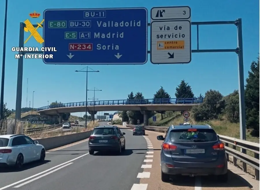 Coche que circulaba en sentido contrario estacionado a la derecha de la autov&iacute;a.