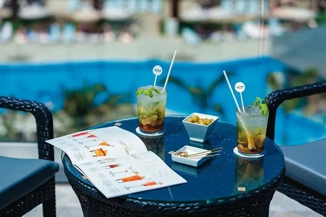 Archivo - C&oacute;cteles, hotel, hoteles, pajitas de pl&aacute;stico, bebidas.