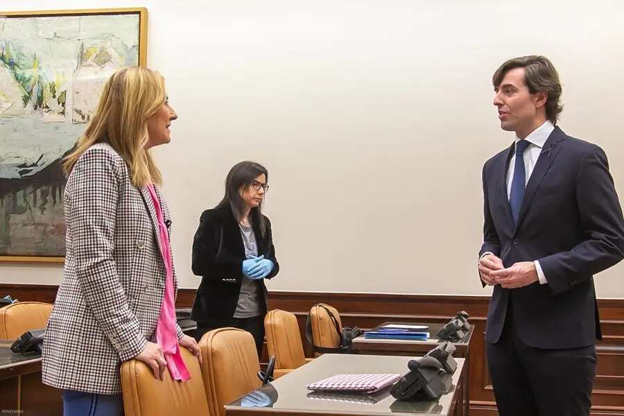 Archivo - La vicesecretaria de Organizaci&oacute;n del PP, Ana Beltr&aacute;n, conversa en la Comisi&oacute;n de Interior del  Congreso con  el vicesecretario de Comunicaci&oacute;n del partido, Pablo Montesino. En Madrid (Espa&ntilde;a) a 23 de abril de 2020.