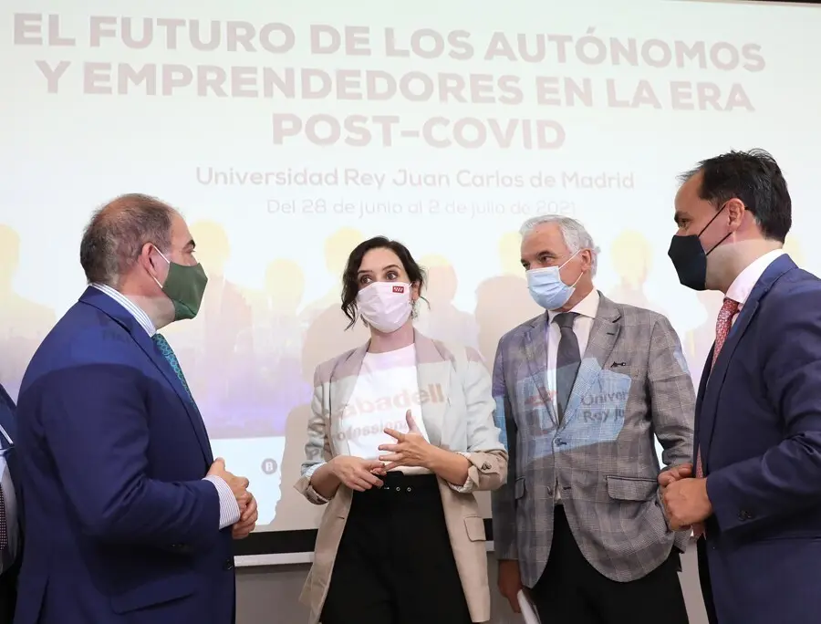 (I-D) El presidente de ATA y vicepresidente de CEOE, Lorenzo Amor; la presidenta de la Comunidad de Madrid, Isabel D&iacute;az Ayuso; el presidente de ATA, Miguel Garrido; y el rector de la Universidad Rey Juan Carlos (URJC), Javier Ramos, conversan durante la c