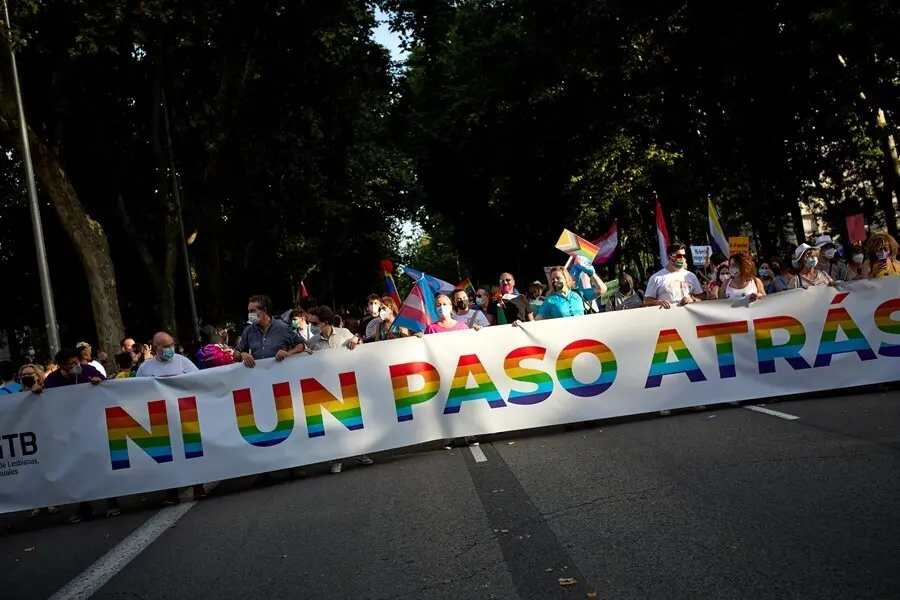 Una de las pancartas principales de la organizaci&oacute;n del Orgullo LGTBI 2021