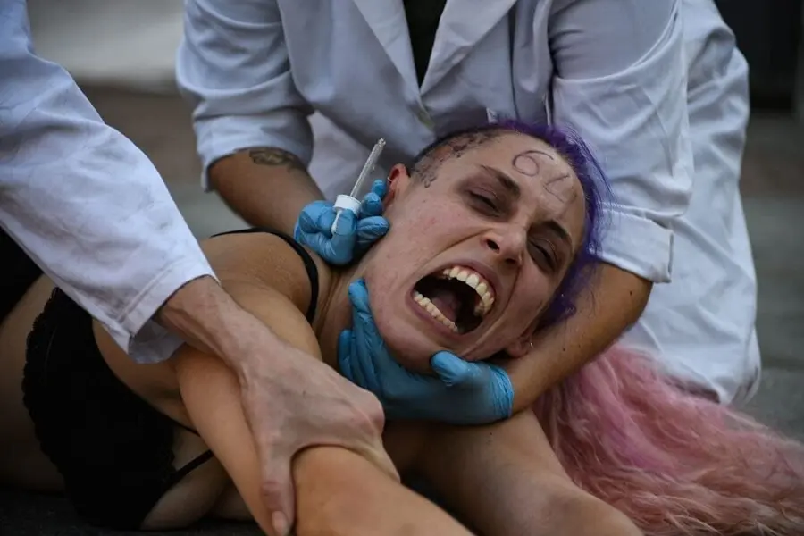 Activistas demandan el cierre inmediato del laboratorio Vivotecnica con una performance en la plaza de Jacinto Benavente