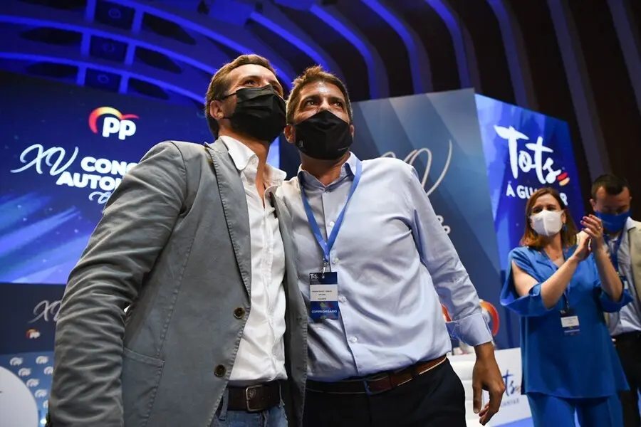EL presidente del PP, Pablo Casado (i) y el candidato a presidente del PP de la Comunidad Valenciana, Carlos Maz&oacute;n (d)