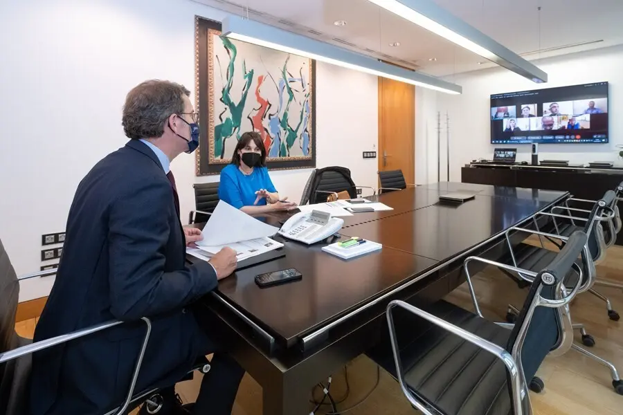 El presidente de la Xunta, Alberto N&uacute;&ntilde;ez Feij&oacute;o, y la conselleira de Emprego e Igualdade, Mar&iacute;a Jes&uacute;s Lorenzana, se re&uacute;nen con la plataforma Creer en Nosotros, del sector de la est&eacute;tica y las peluquer&iacute;as.